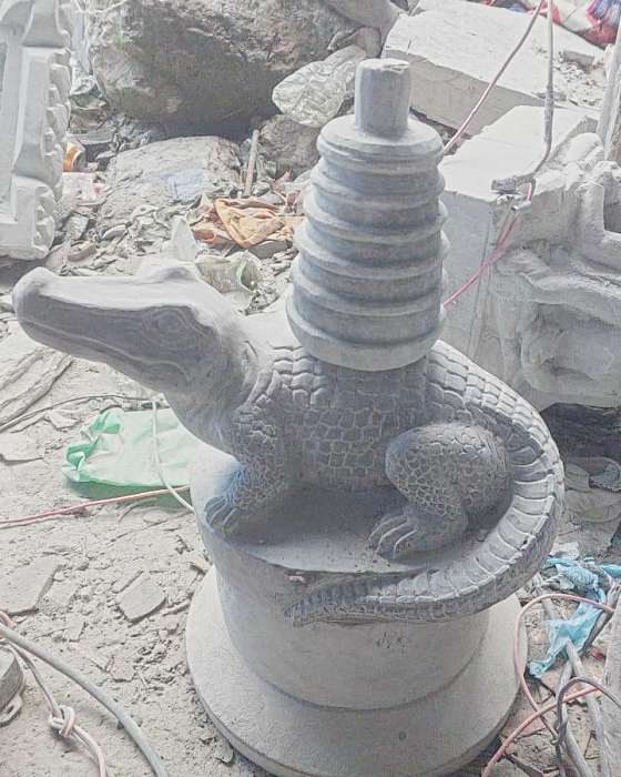 The ringed column set on the crocodile’s back